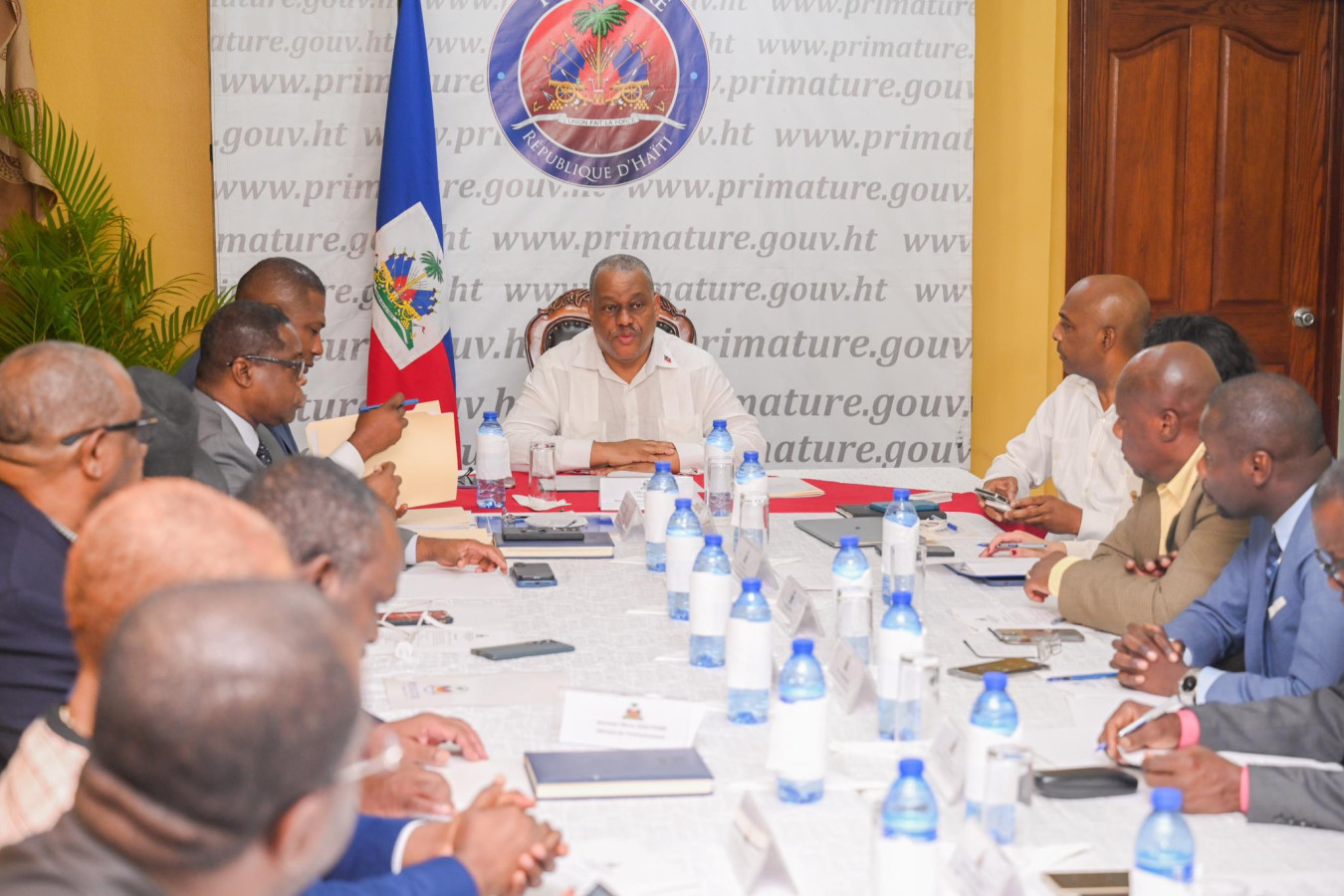 Remaniement ministériel le gouvernement répond par la négative à la